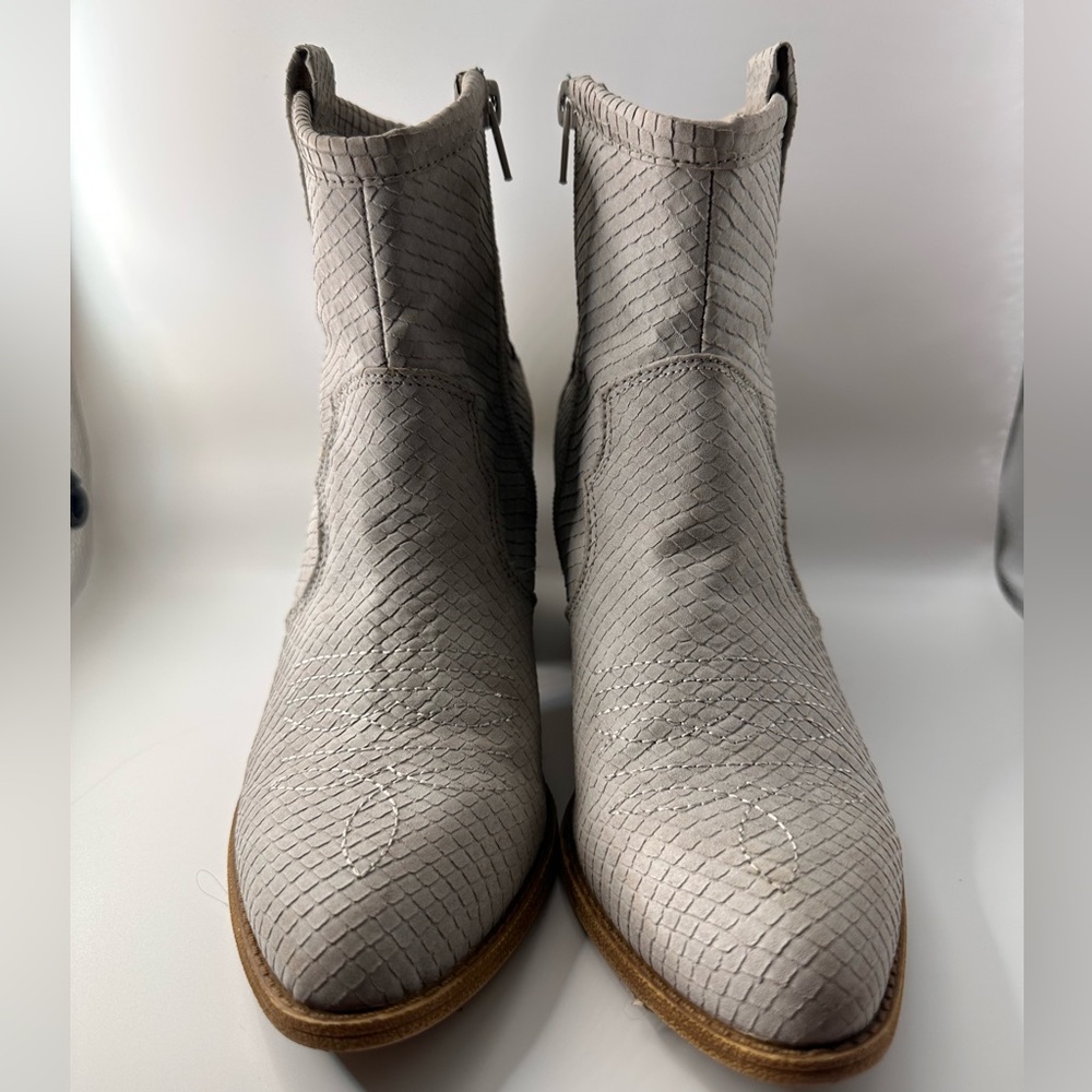 Women's Gray Textured Ankle Boots